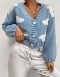 Cloud Heart Crop Cardigan – คาร์ดิแกนลายเมฆหัวใจสีฟ้า