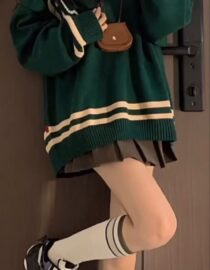 Vintage V-Neck Varsity Knit – ไหมพรมคอวีลายวิทยาลัยวินเทจ