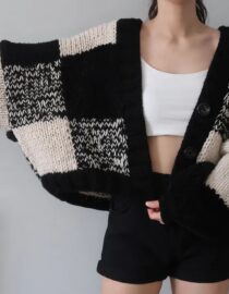 Checkered Crop Cardigan – คาร์ดิแกนลายตารางขนฟู