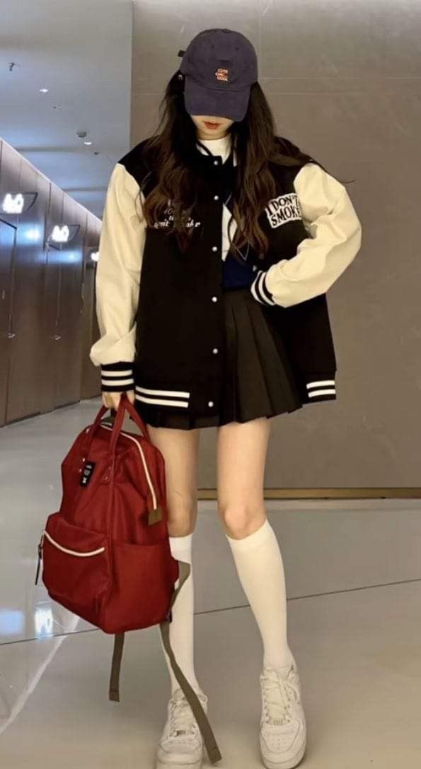 Black Varsity Bomber – แจ็คเก็ตบอมเบอร์สีดำ/ขาว