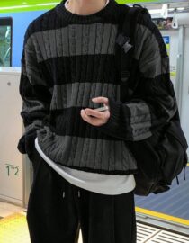 Black Knit Top with Trim – ไหมพรมแขนสั้นลายทางดำ